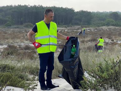 Colaborador da PreZero Portugal recolhe plástico da praia do Furadouro (Ovar), no World Cleanup Day