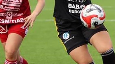 Överkropp och ben på två ungdomar från olika fotbollslag, med fotboll