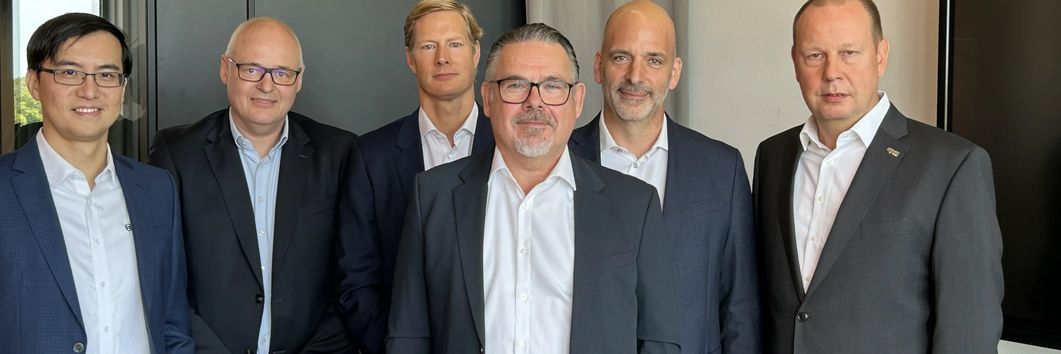 v.l.n.r.: Kun Zhao (VP Purchasing Raw Materials and Components, Bosch), Carsten Kopp (EVP and Chief Business Officer, Bosch Mobility Aftermarket), Christoff Wachendorff (SVP Purchasing, Bosch Mobility Aftermarket), Ronald Bornée (Director Business Development & Sales, PreZero Deutschland), Carsten Dülfer (CEO, PreZero Deutschland), Peter Bartel (Business Development, C-ECO)