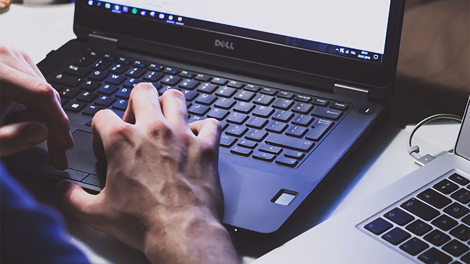 Händer som skriver på tangentbordet på en laptop