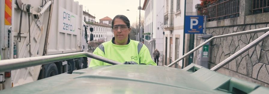 Cantoneira de recolha de resíduos da PreZero Portugal_Dia Internacional da Mulher 2024