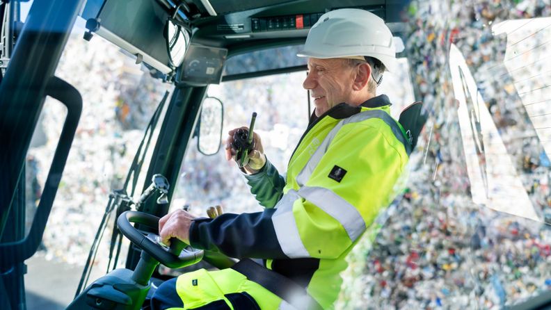 Mitarbeiter im Gabelstapler