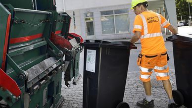Miljöarbetare från PreZero som tömmer kärl