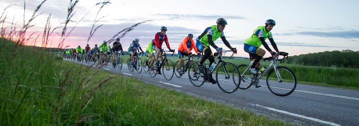 Vätternrundancyklister på landsväg