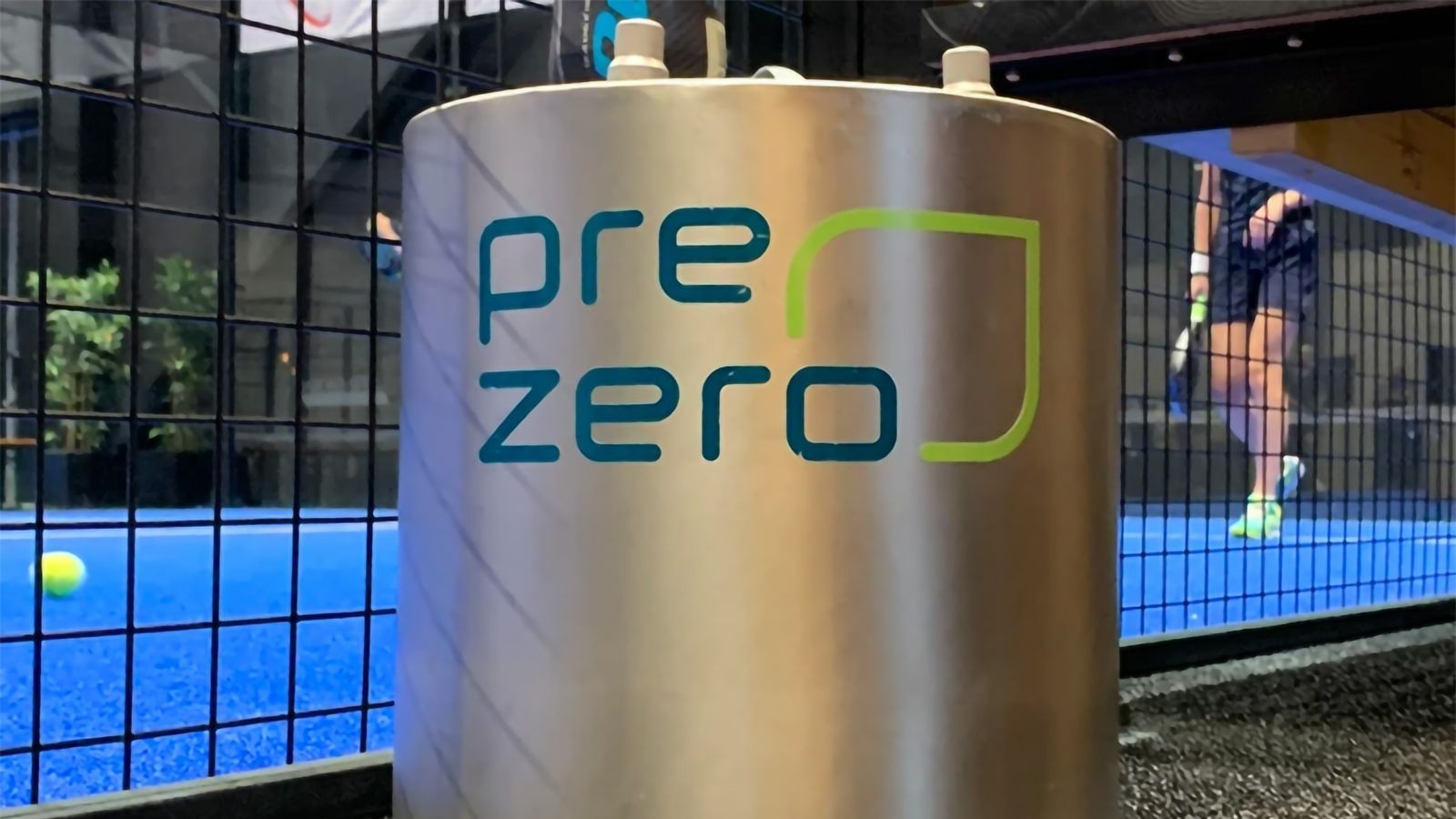 Tryckbehållare med PreZero-logotyp på som står vid padelbana