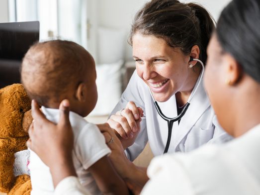 [AI-genererad] Doktor träffar barn inom sjukvården