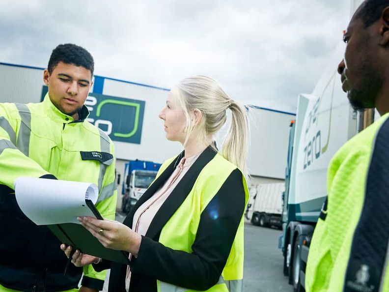 Team Wertstoffhof Klemmbrett Besprechenung Trucks