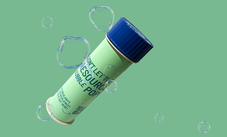 Grüne Seifenblasen-Flasche mit Text 'DON'T LET THE RESOURCE BUBBLE POP', umgeben von schwebenden Blasen