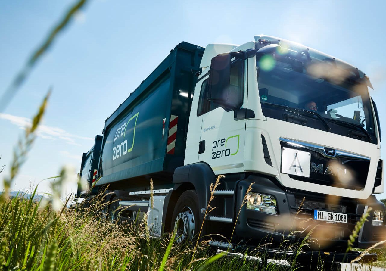 Prezero LKW Strasse Kornfeld