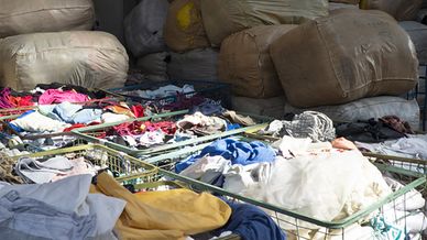 Textil i säckar och korgar