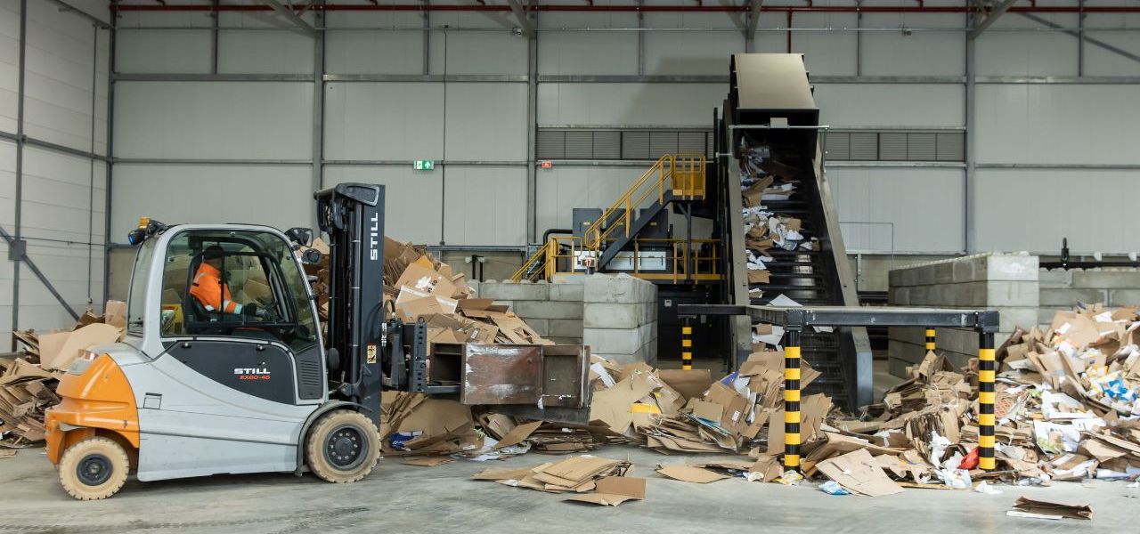 Heftruck in actie in de papierhal
