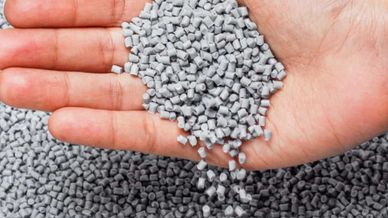 Hand Rezyklate grau Kunststoff Polymers