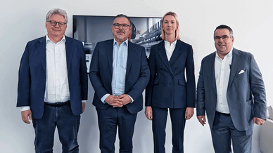 AUNDE und PreZero vereinbaren strategische Kooperation im Textilrecycling (von links:) Christian Prause, CFO AUNDE Group, Ronald Bornée, Mitglied der Geschäftsleitung PreZero Deutschland, Dr. Inga Noll, Produktmanagerin Textilrecycling PreZero Deutschland, und Peter Bolten, CEO AUNDE Group.