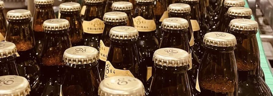 Glasflaskor på band i fabrik