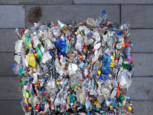 Plastic petflessen gecomprimeerd