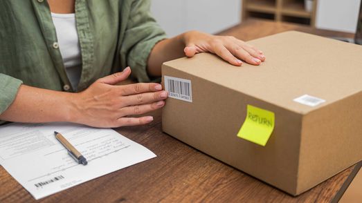 Frau versendet ein Retourenpaket