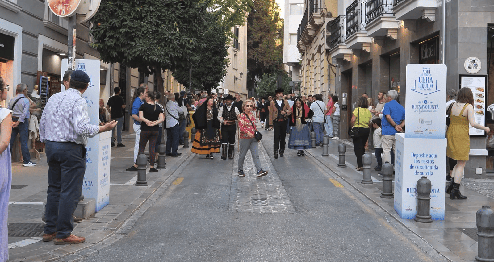 Granada activa un dispositivo especial de limpieza tras la procesión de la Virgen de las Angustias