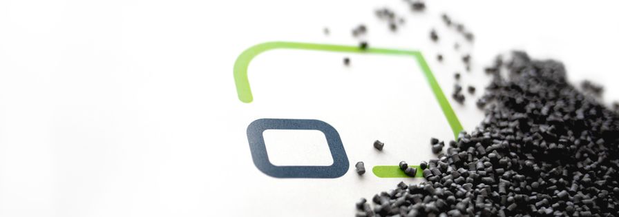 Graues Granulat mit PreZero Logo