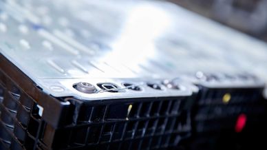 Nahaufnahme eines geöffneten E-Auto-Batteriemoduls mit silberner Abdeckplatte und Verschraubung.