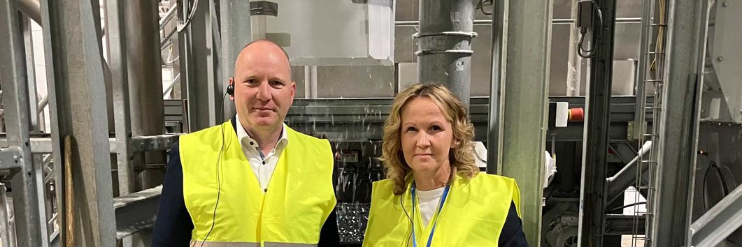 Dietmar Böhm, Vorstand PreZero Dual, Intragroup Services & New Business PreZero International mit Steffi Lemke, Bundesumweltministerin am PreZero Standort in Grünstadt. 4x3