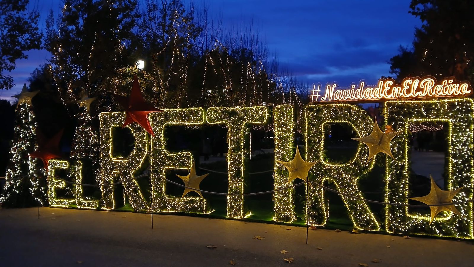 Retiro decoración navideña noche