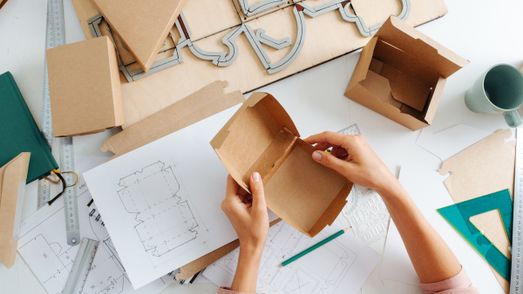 360-Verpackungsberatung-Verpackung-falten-Tisch