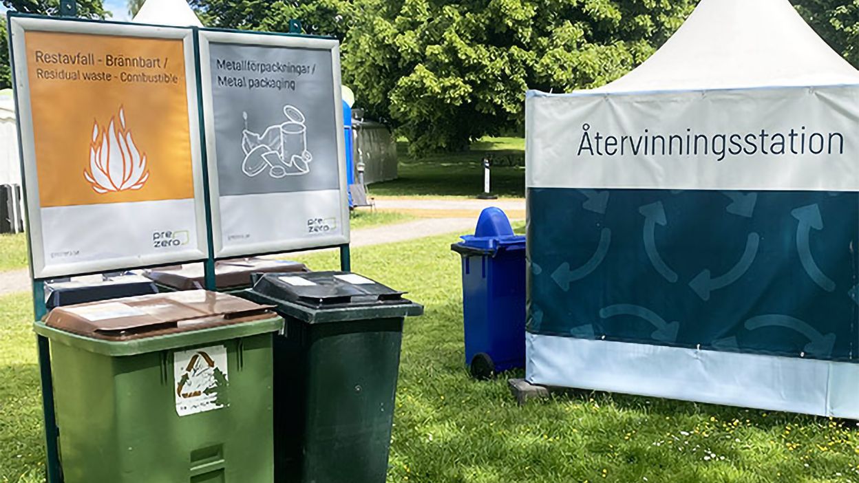 Återvinningsstation på Vätternrundan: tält och källsorteringskärl