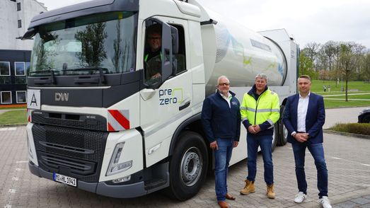 Zufriedene Gesichter bei der Vorstellung des neuen Sammelfahrzeugs in Minden: (v.li.) Frank Rapior, Fahrercoach bei PreZero Logistik Deutschland (im Fahrerhaus), Stephan Westermann, Geschäftsführer der PreZero Service Westfalen, Frank Werth, Technischer Leiter des Abfallentsorgungsbetriebes des Kreises Minden-Lübbecke, und Maik Gronau, Geschäftsführer der PreZero Logistik Deutschland.
