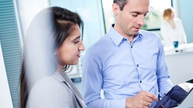 Mitarbeiter Unterhaltung Tablet Büro