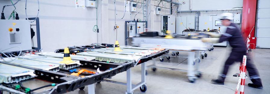 Mitarbeiter schiebt Batterie