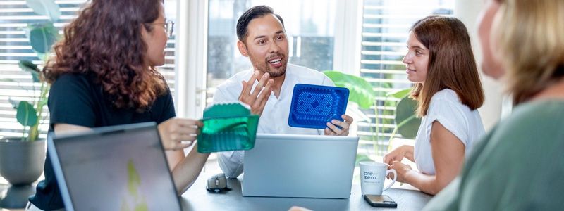 PreZero SPOT Mitarbeiter Meeting mit recycelten Verpackungen