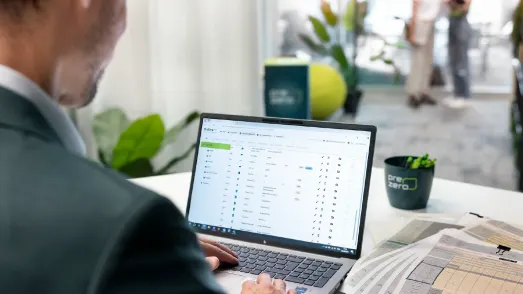 PreZero Mitarbeiter arbeitet an einem Laptop mit SPOT
