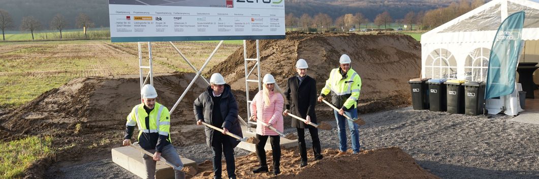 Bild 1: Erster Spatenstich für das neue PreZero Verwaltungsgebäude in Porta Westfalica (v.li.): Carsten Dülfer, CEO von PreZero in Deutschland, Lars Hölkemeier, Investor, Anke Grotjohann, Bürgermeisterin von Porta Westfalica, Detlef Beckschewe, stellvertretender Landrat des Kreises Minden-Lübbecke, Sven Nuener, CFO von PreZero in Deutschland.