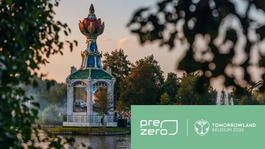 Szenefoto der Tomorrowland Belgium 2026 Hauptbühne am Seeufer, das die strategische Partnerschaft für Kreislaufwirtschaft mit PreZero zeigt.