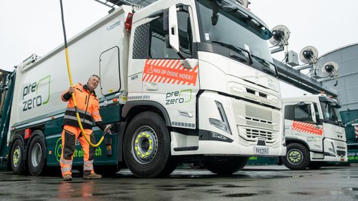 medewerker PreZero laadt de elektrische truck
