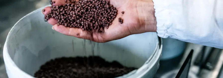 Polymers with reduced environmental impact and recycled plastic granules for high-quality plastics processing