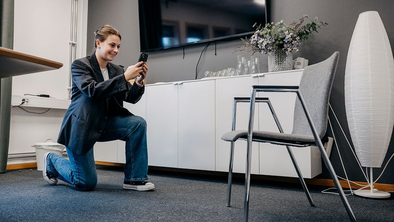 Tjej skannar möbler med med GoZero Inventory