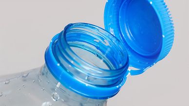 Öppen plastkork på plastflaska