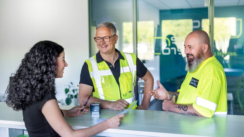 Mitarbeiterin mit Klemmbrett und 2 BKF's