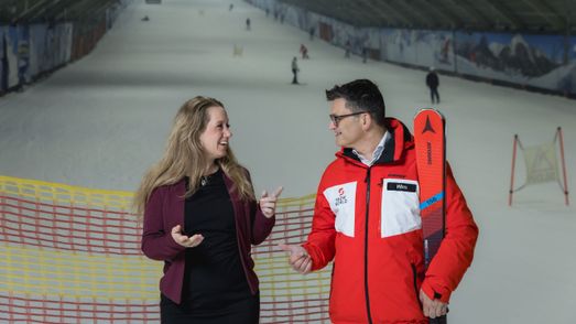 man en vouw in skihal