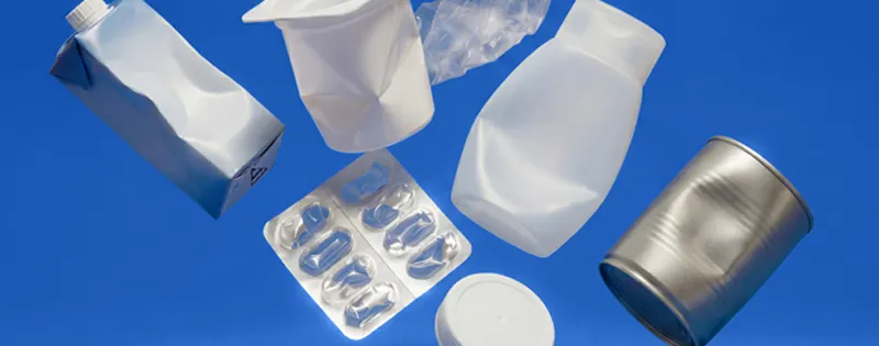 [KI-generiert] Packaging PET bottle and yoghurt cup, aluminium can and other objects hovering over blue background