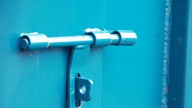 Låsdetalj på grön container
