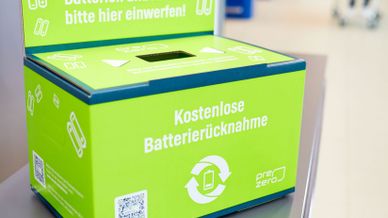 Altbatterien und Akkus können in den Lidl-Filialen über den Einwurfschacht der Wertstoffbox entsorgt werden. Zur besseren Veranschaulichung haben wir den Rücknahmekarton außerhalb der Wertstoffbox platziert.