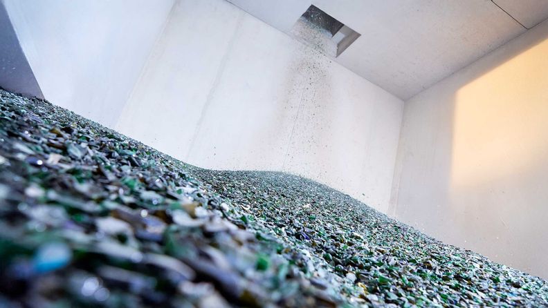 Glas rieselt in Bunker