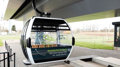 PreZero Gondel auf dem BUGA Gelände in Mannheim im PreZero Design und mit dem Aufrduck "Kreislaufwirtschaft. Von oben betrachtet 'ne runde Sache.