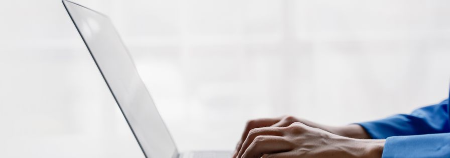 Händer som skriver på laptop