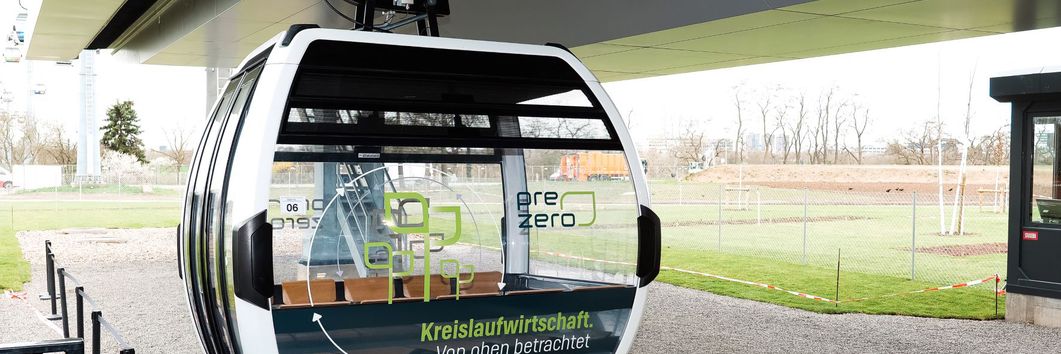 PreZero Gondel auf dem BUGA Gelände in Mannheim im PreZero Design und mit dem Aufrduck "Kreislaufwirtschaft. Von oben betrachtet 'ne runde Sache.