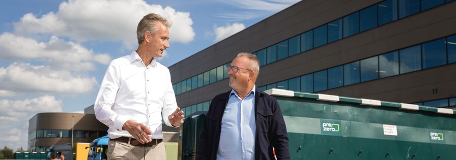Accountmanager PreZero en facility manager Wehkamp lopen buiten