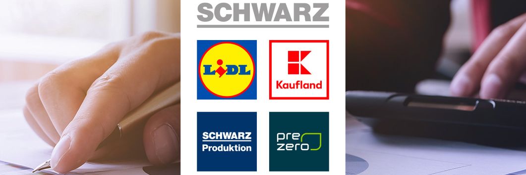 Im Hintergrundbild sieht man eine Hand, die einen Füller hält und auf einem Blatt Papier liegt, auf dem ein Balkendiagramm zu sehen ist. Mittig im Vordergrund liegt groß das Logo der Schwarz Gruppe.