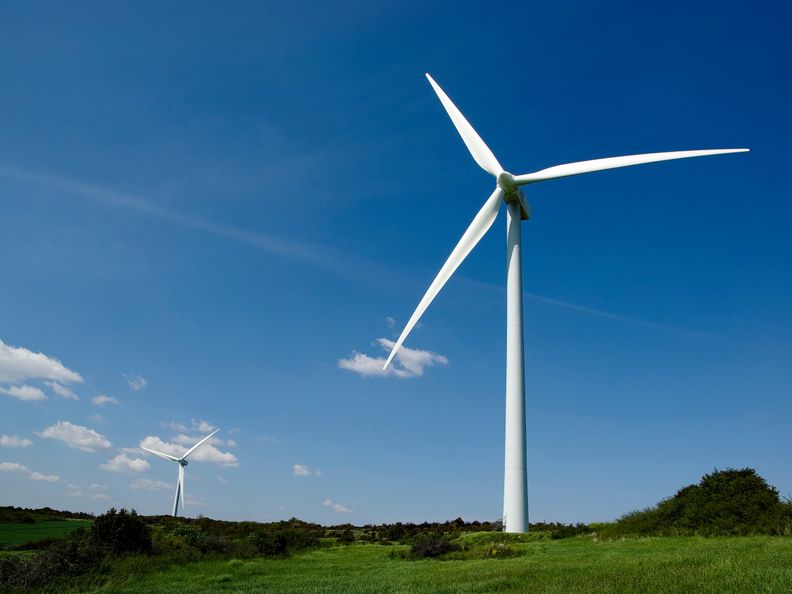 aktiv-beim-klimaschutz-windrad-feld-rasen-blauer-himmel